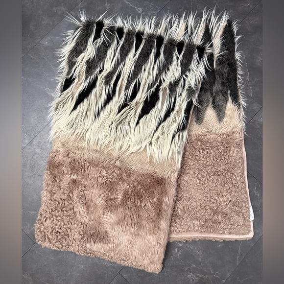 Frontgate Luxury Faux Fur ChevronThrow Blanket Size 50” X 70”